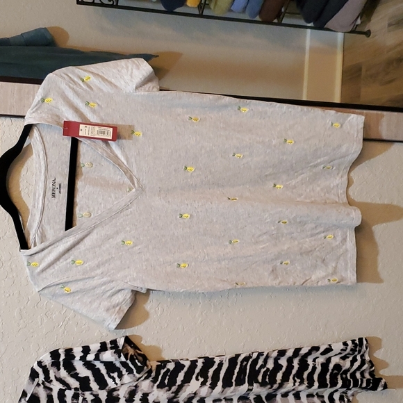 Women's tops some are dressy some are comfy - Picture 14 of 16